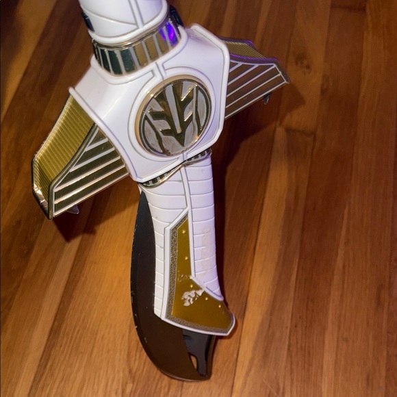 Powerful Silver and Gold Action Sword - Picture 4 of 4